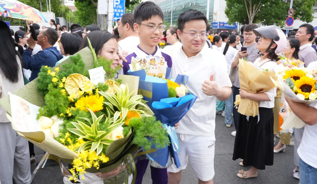 中考结束!这一幕让人动容-第17张图片-四季读书网 中考结束!这一幕让人动容-第17张图片-四季读书网