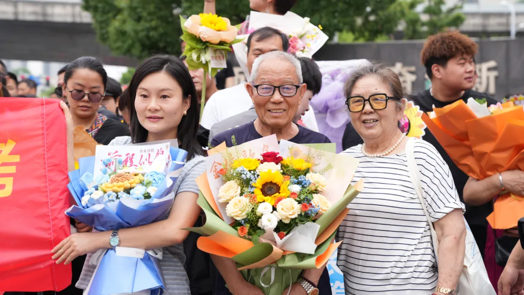 中考结束!这一幕让人动容-第18张图片-四季读书网 中考结束!这一幕让人动容-第18张图片-四季读书网