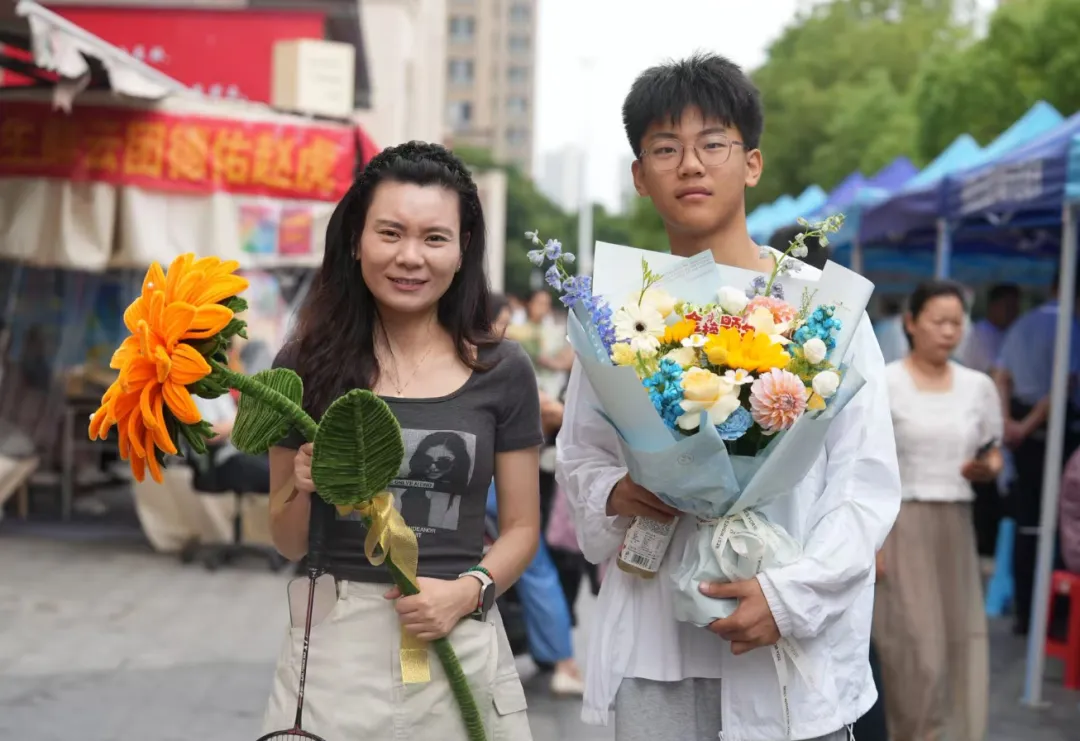 中考结束!这一幕让人动容-第20张图片-四季读书网 中考结束!这一幕让人动容-第20张图片-四季读书网