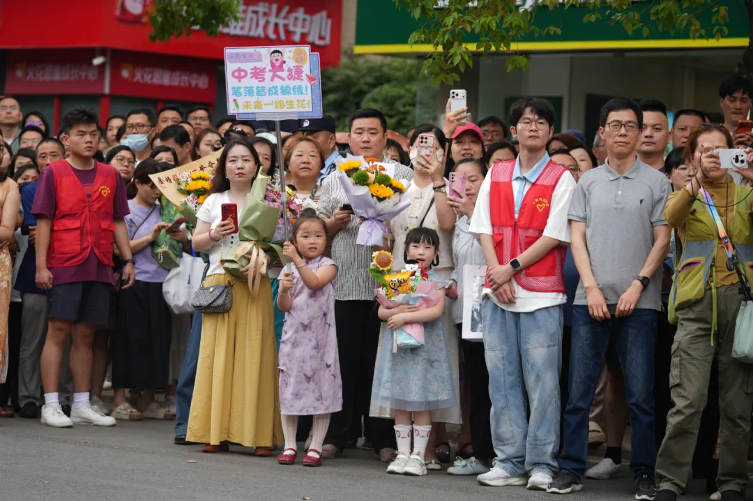 中考结束!这一幕让人动容-第21张图片-四季读书网 中考结束!这一幕让人动容-第21张图片-四季读书网