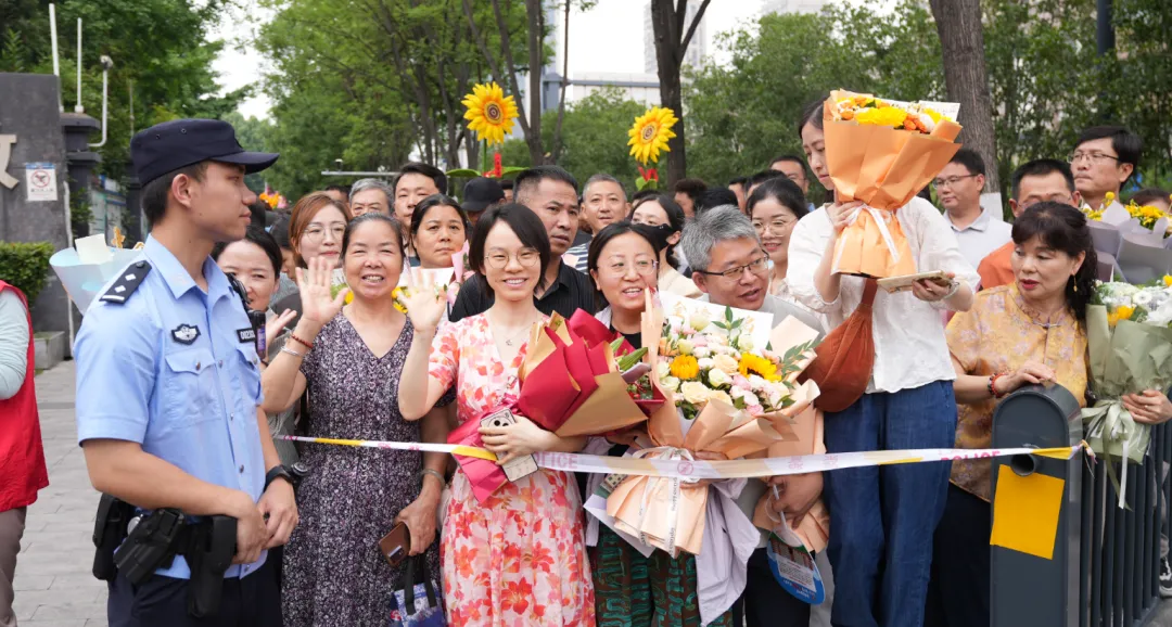 中考结束!这一幕让人动容-第22张图片-四季读书网 中考结束!这一幕让人动容-第22张图片-四季读书网