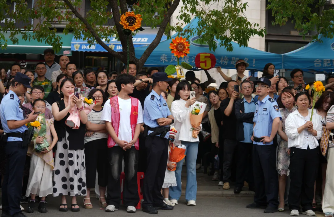 中考结束!这一幕让人动容-第24张图片-四季读书网 中考结束!这一幕让人动容-第24张图片-四季读书网