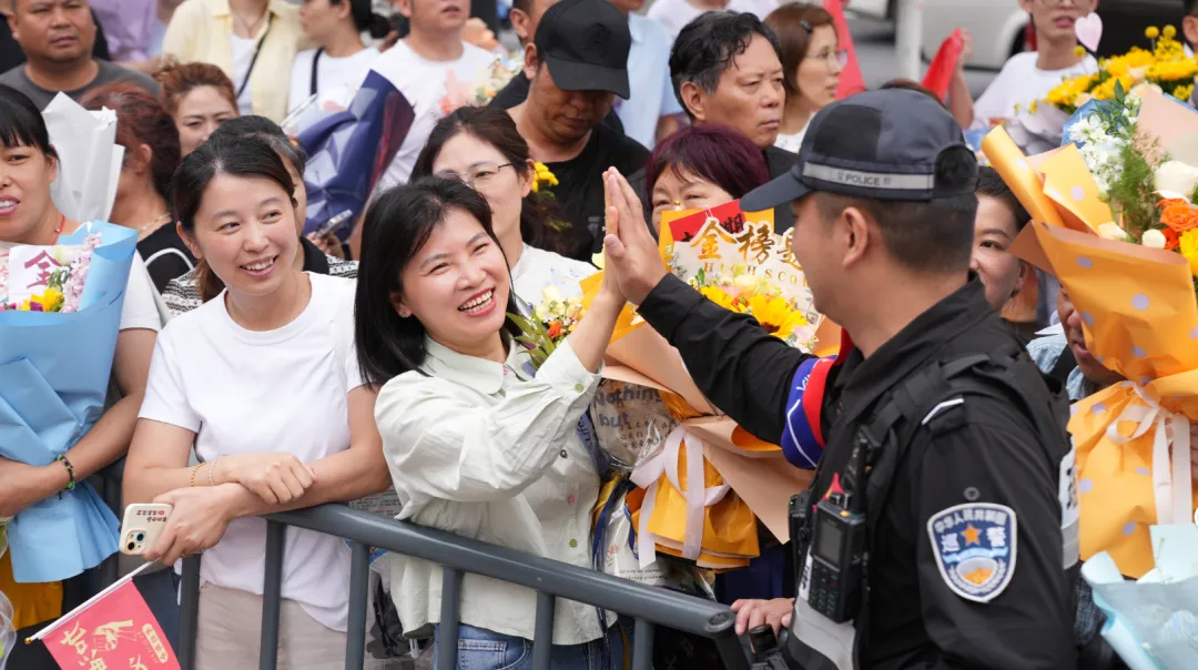 中考结束!这一幕让人动容-第25张图片-四季读书网 中考结束!这一幕让人动容-第25张图片-四季读书网