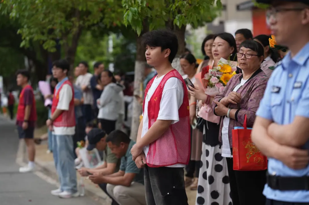 中考结束!这一幕让人动容-第28张图片-四季读书网 中考结束!这一幕让人动容-第28张图片-四季读书网