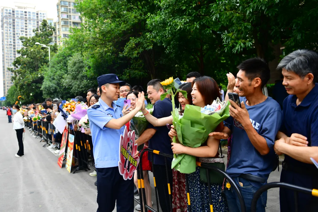 中考结束!这一幕让人动容-第29张图片-四季读书网 中考结束!这一幕让人动容-第29张图片-四季读书网