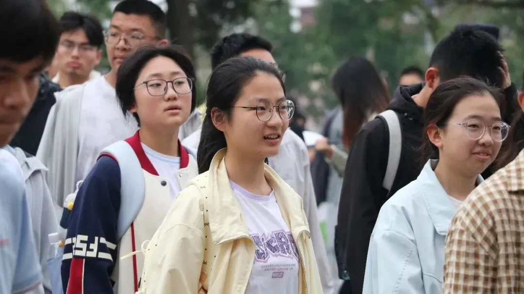逐梦正当时!射阳中考首日现场直击-第11张图片-四季读书网