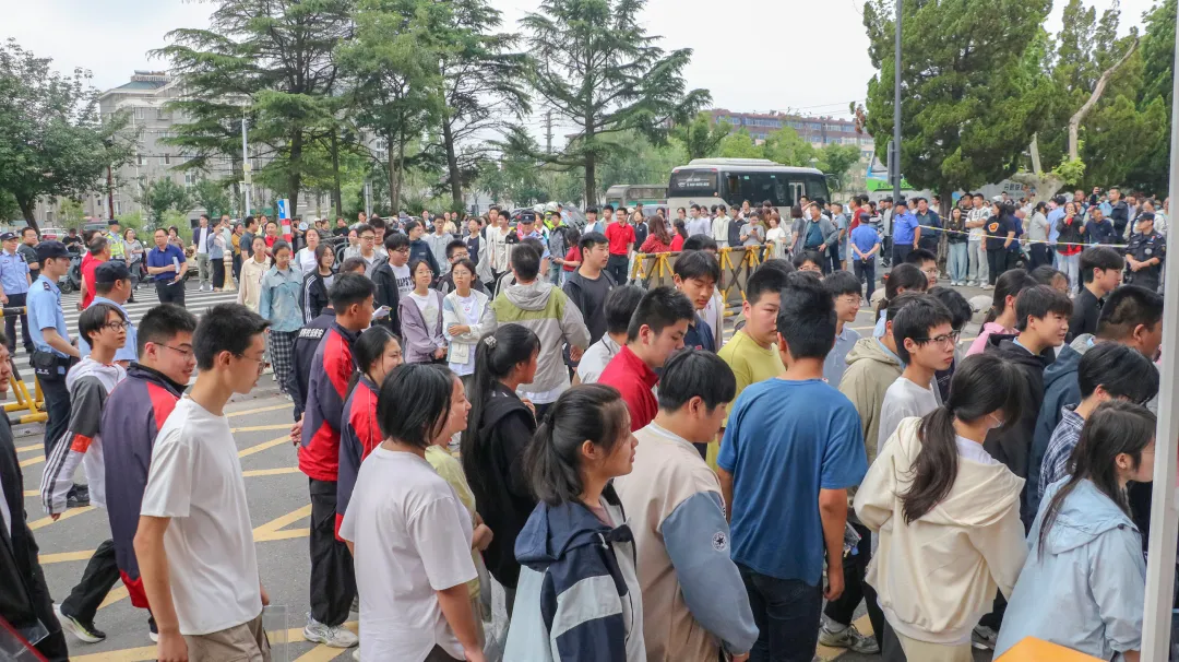 逐梦正当时!射阳中考首日现场直击-第13张图片-四季读书网