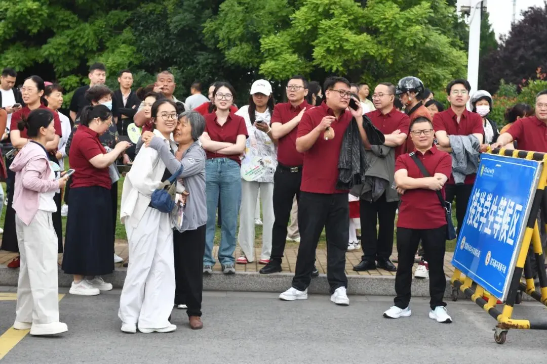 逐梦正当时!射阳中考首日现场直击-第21张图片-四季读书网