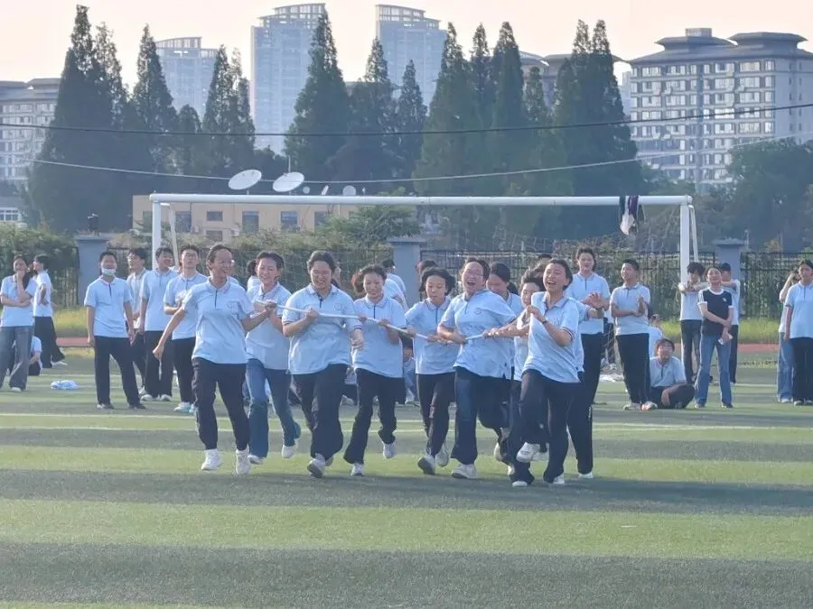 轻装上阵,笑赢中考! ——我校九年级趣味减压运动会圆满落幕-第5张图片-四季读书网 轻装上阵,笑赢中考! ——我校九年级趣味减压运动会圆满落幕-第5张图片-四季读书网