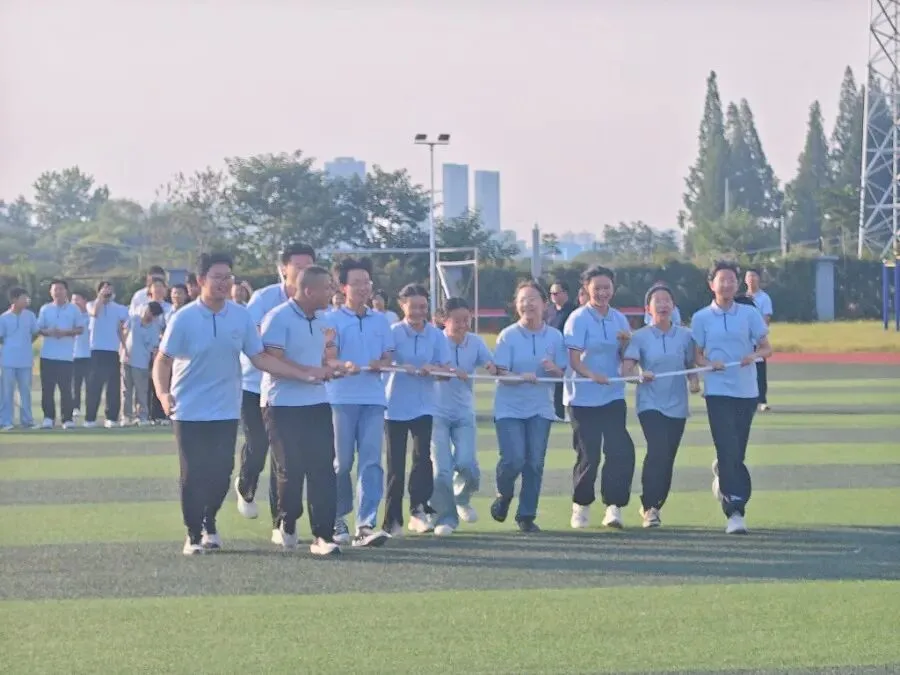 轻装上阵,笑赢中考! ——我校九年级趣味减压运动会圆满落幕-第6张图片-四季读书网 轻装上阵,笑赢中考! ——我校九年级趣味减压运动会圆满落幕-第6张图片-四季读书网