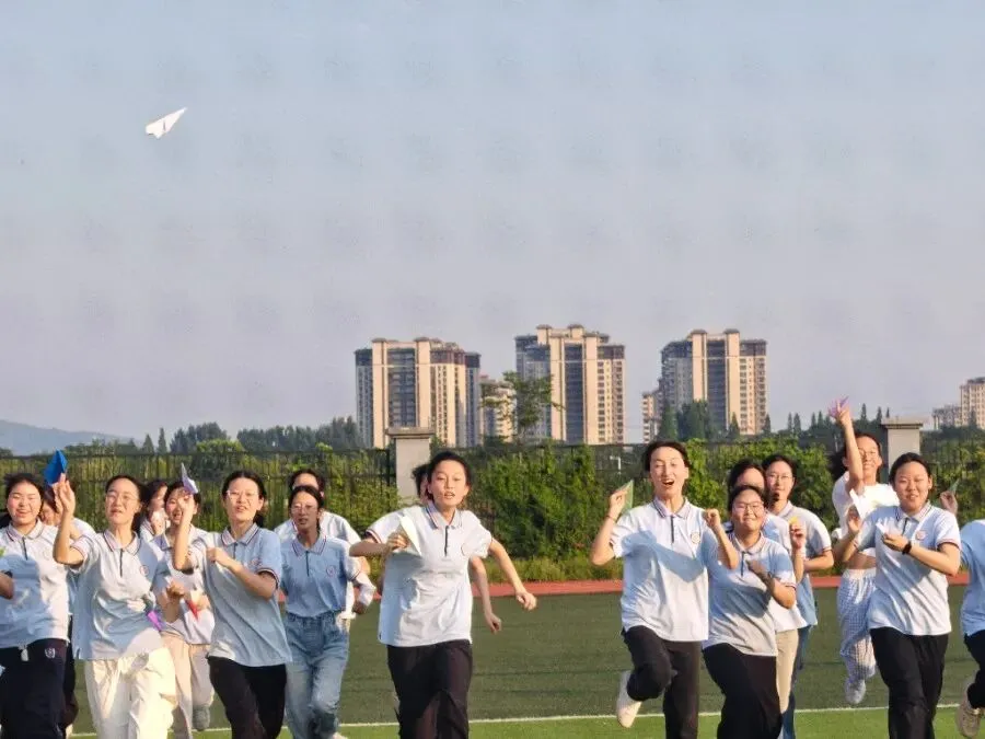 轻装上阵,笑赢中考! ——我校九年级趣味减压运动会圆满落幕-第10张图片-四季读书网 轻装上阵,笑赢中考! ——我校九年级趣味减压运动会圆满落幕-第10张图片-四季读书网