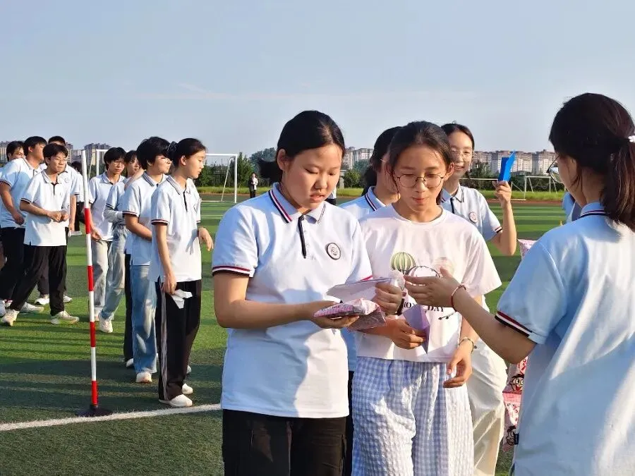 轻装上阵,笑赢中考! ——我校九年级趣味减压运动会圆满落幕-第11张图片-四季读书网 轻装上阵,笑赢中考! ——我校九年级趣味减压运动会圆满落幕-第11张图片-四季读书网