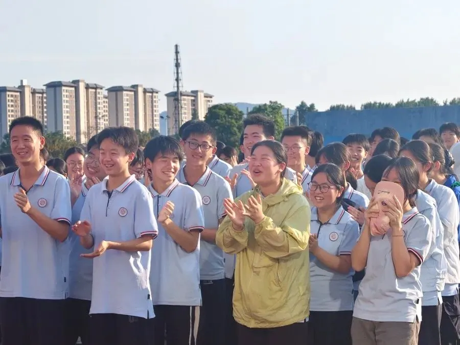 轻装上阵,笑赢中考! ——我校九年级趣味减压运动会圆满落幕-第12张图片-四季读书网 轻装上阵,笑赢中考! ——我校九年级趣味减压运动会圆满落幕-第12张图片-四季读书网