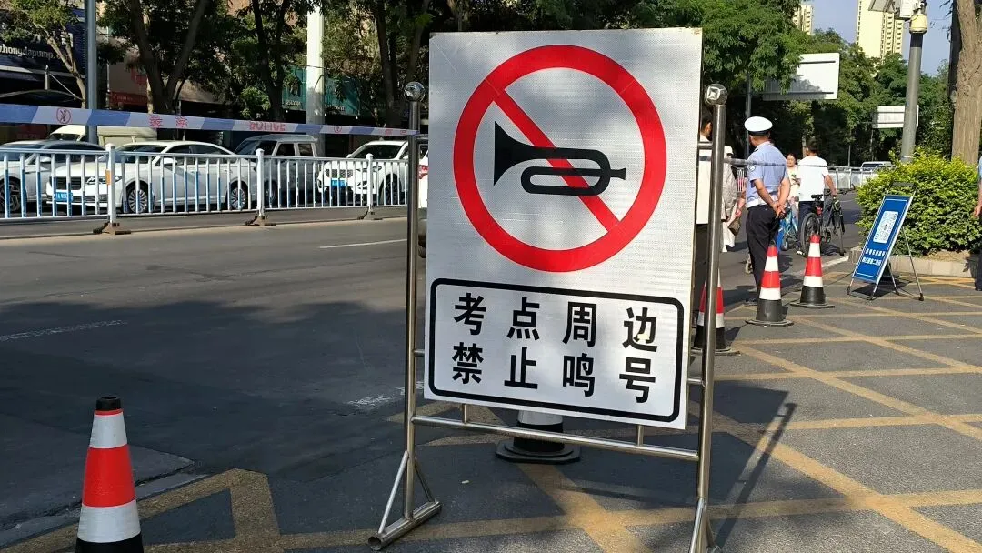 暖心护航中考 守护逐梦之路——七里河区全力做好中考当日保障工作-第7张图片-四季读书网 暖心护航中考 守护逐梦之路——七里河区全力做好中考当日保障工作-第7张图片-四季读书网