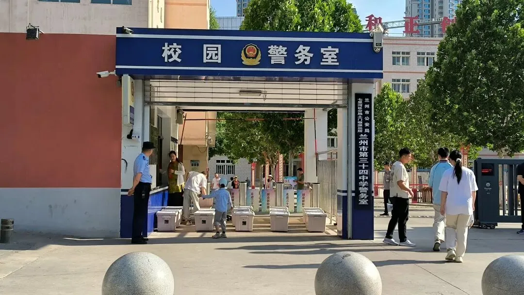 暖心护航中考 守护逐梦之路——七里河区全力做好中考当日保障工作-第8张图片-四季读书网 暖心护航中考 守护逐梦之路——七里河区全力做好中考当日保障工作-第8张图片-四季读书网