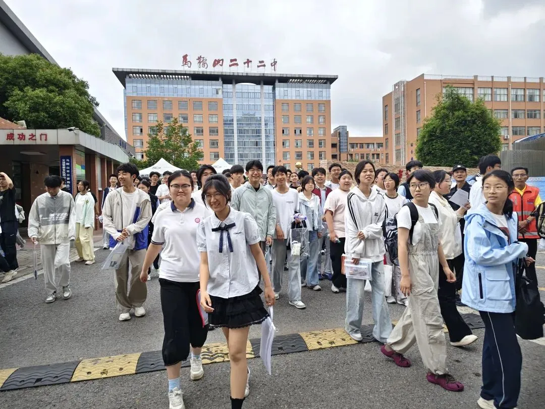 中考结束!马鞍山考场外,刚刚拍下-第4张图片-四季读书网 中考结束!马鞍山考场外,刚刚拍下-第4张图片-四季读书网
