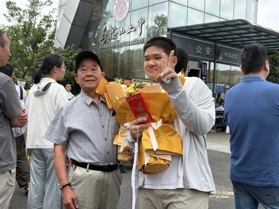 中考结束!马鞍山考场外,刚刚拍下-第11张图片-四季读书网 中考结束!马鞍山考场外,刚刚拍下-第11张图片-四季读书网