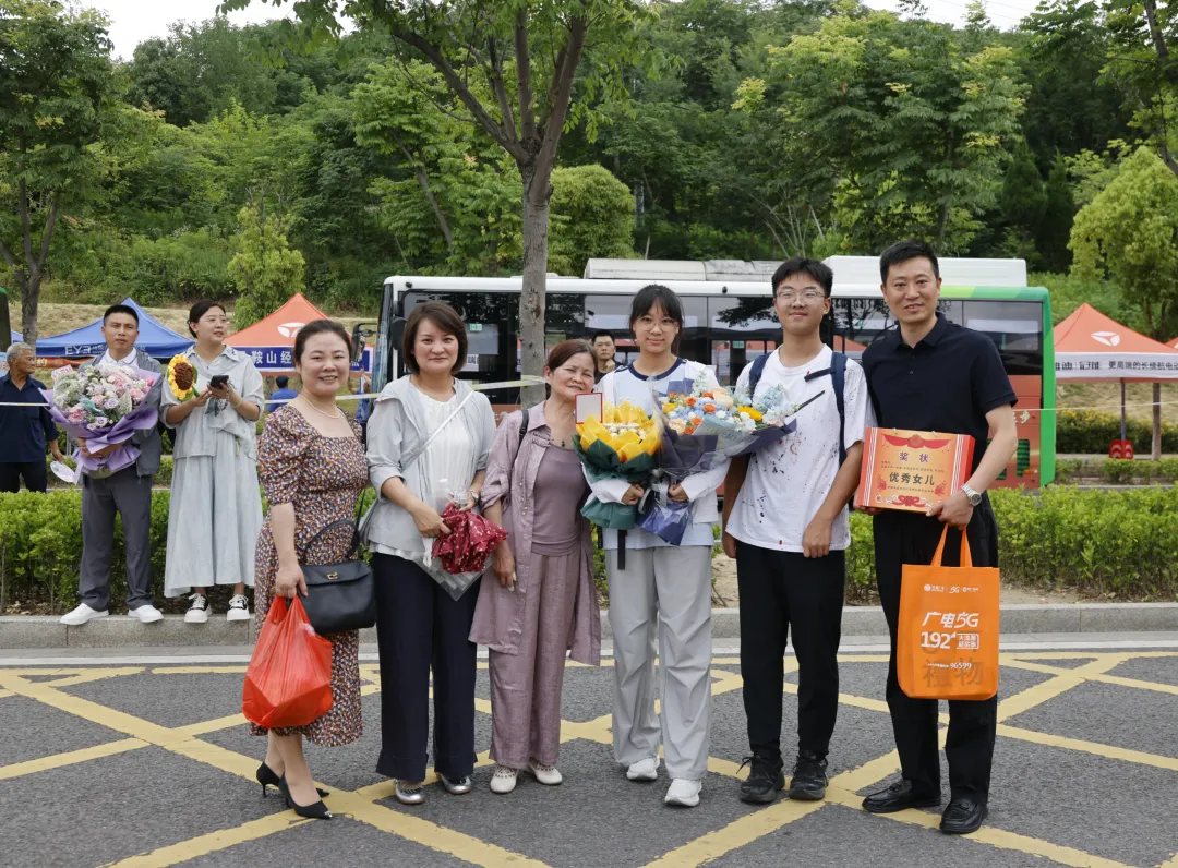 中考结束!马鞍山考场外,刚刚拍下-第14张图片-四季读书网 中考结束!马鞍山考场外,刚刚拍下-第14张图片-四季读书网