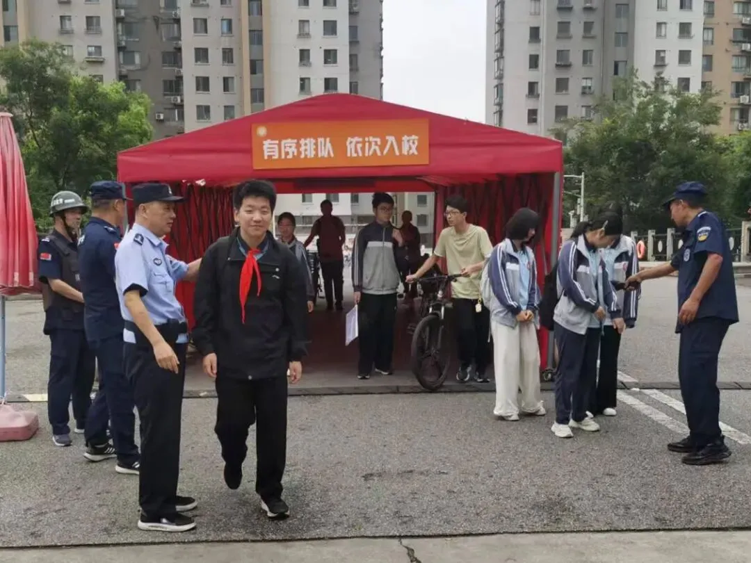 中考加油丨笔墨逐光 藏蓝护航-第23张图片-四季读书网 中考加油丨笔墨逐光 藏蓝护航-第23张图片-四季读书网