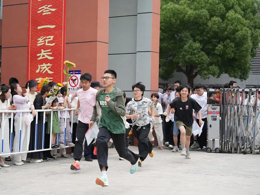 中考圆满落幕,少年昂首赴新程-第2张图片-四季读书网 中考圆满落幕,少年昂首赴新程-第2张图片-四季读书网