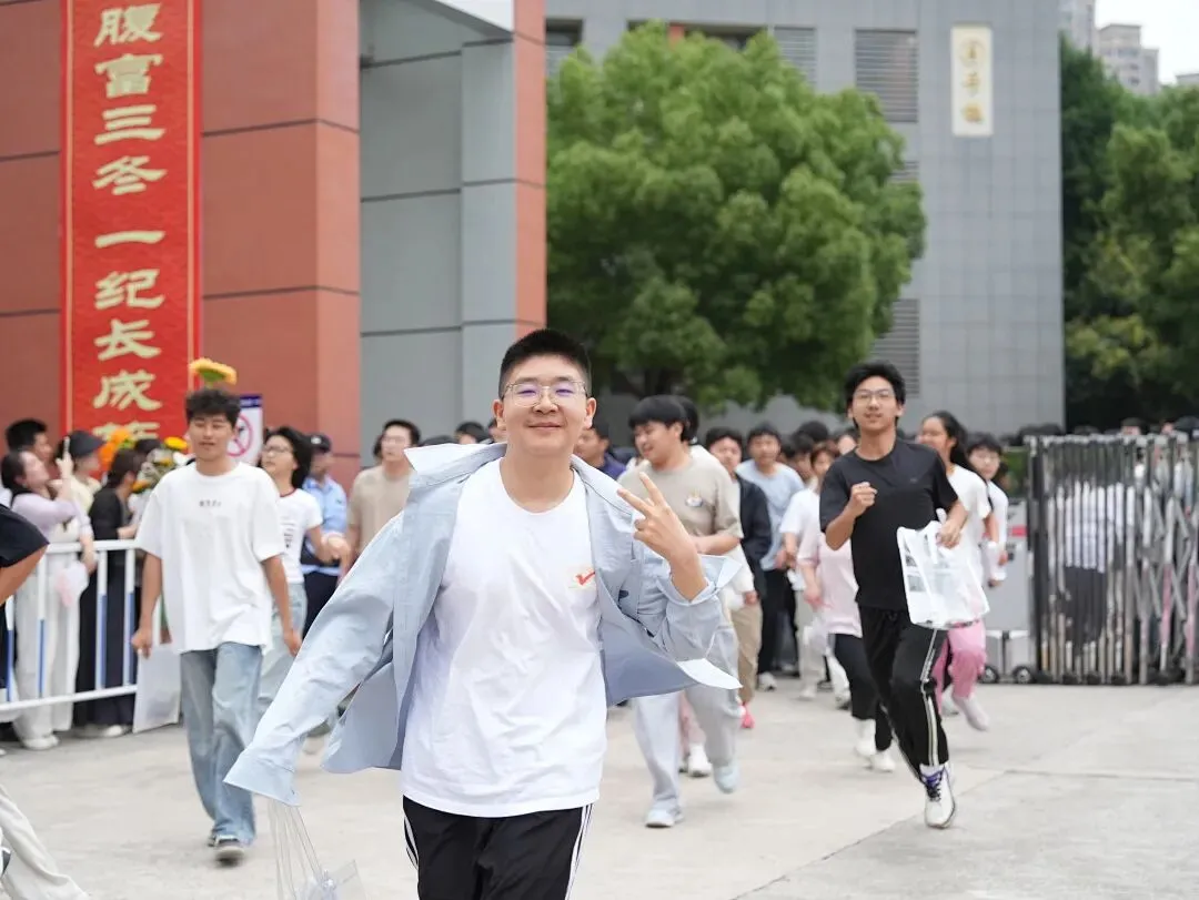 中考圆满落幕,少年昂首赴新程-第3张图片-四季读书网 中考圆满落幕,少年昂首赴新程-第3张图片-四季读书网