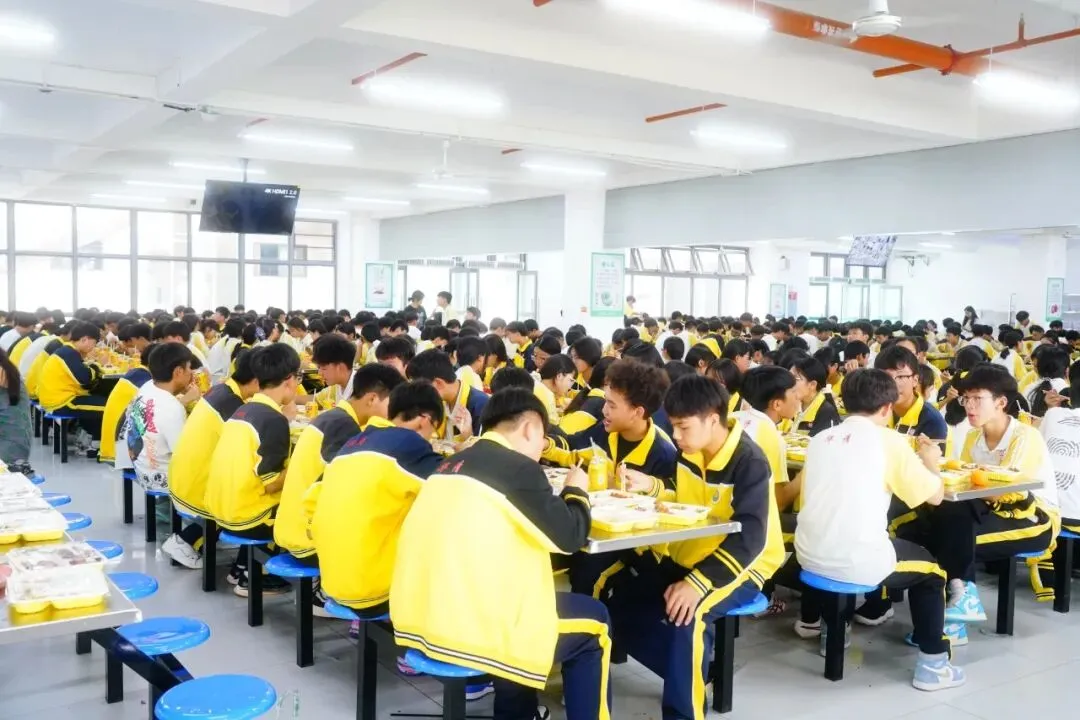 暖心护航,逐梦中考|蒙自华清中学多措并举为2026届初三学子助威聚力-第18张图片-四季读书网 暖心护航,逐梦中考|蒙自华清中学多措并举为2026届初三学子助威聚力-第18张图片-四季读书网