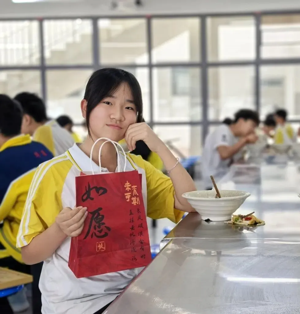 暖心护航,逐梦中考|蒙自华清中学多措并举为2026届初三学子助威聚力-第52张图片-四季读书网 暖心护航,逐梦中考|蒙自华清中学多措并举为2026届初三学子助威聚力-第52张图片-四季读书网