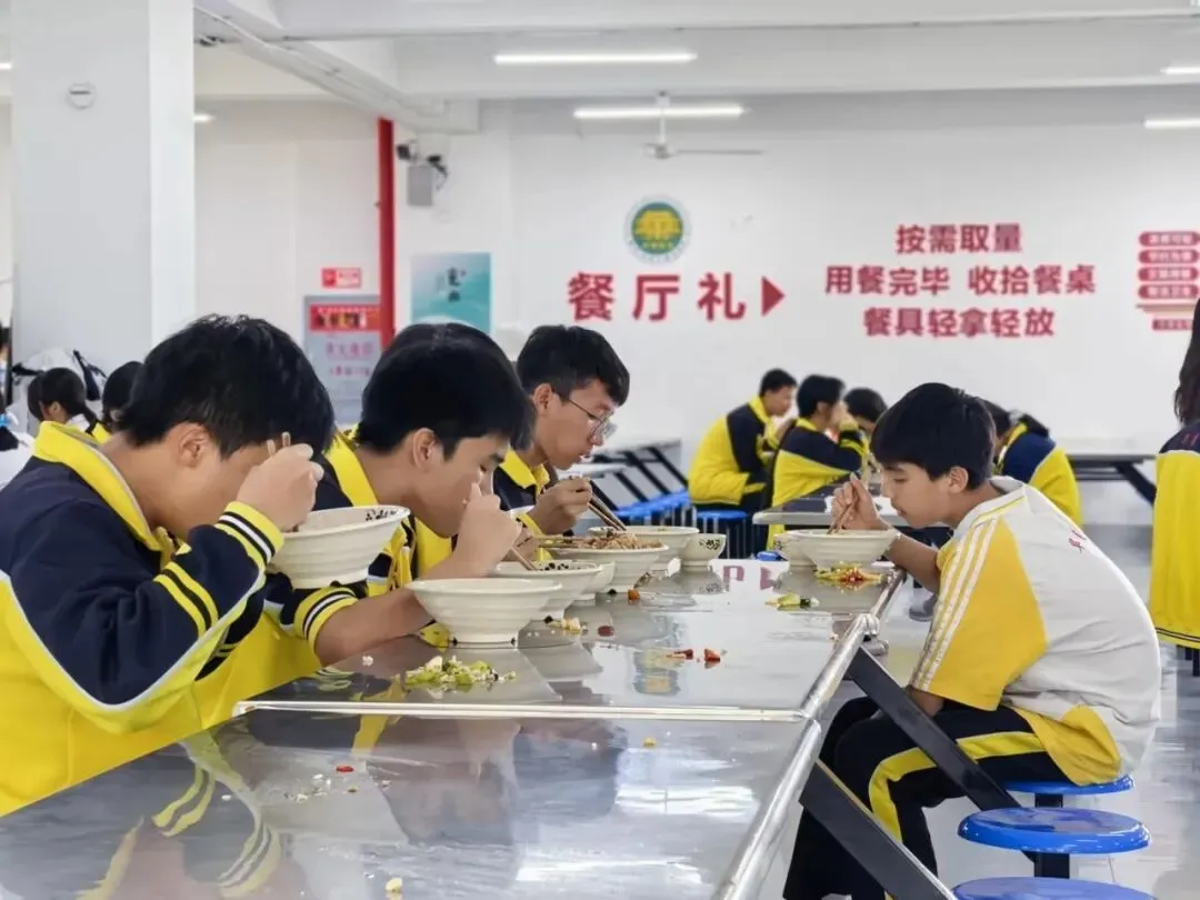 暖心护航,逐梦中考|蒙自华清中学多措并举为2026届初三学子助威聚力-第54张图片-四季读书网 暖心护航,逐梦中考|蒙自华清中学多措并举为2026届初三学子助威聚力-第54张图片-四季读书网