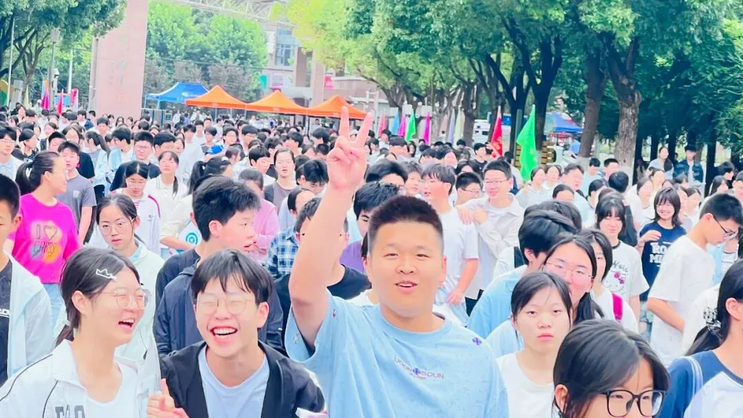 中考系列报道|铃响落笔赴新程,上派初中 2026 年中考圆满收官-第15张图片-四季读书网