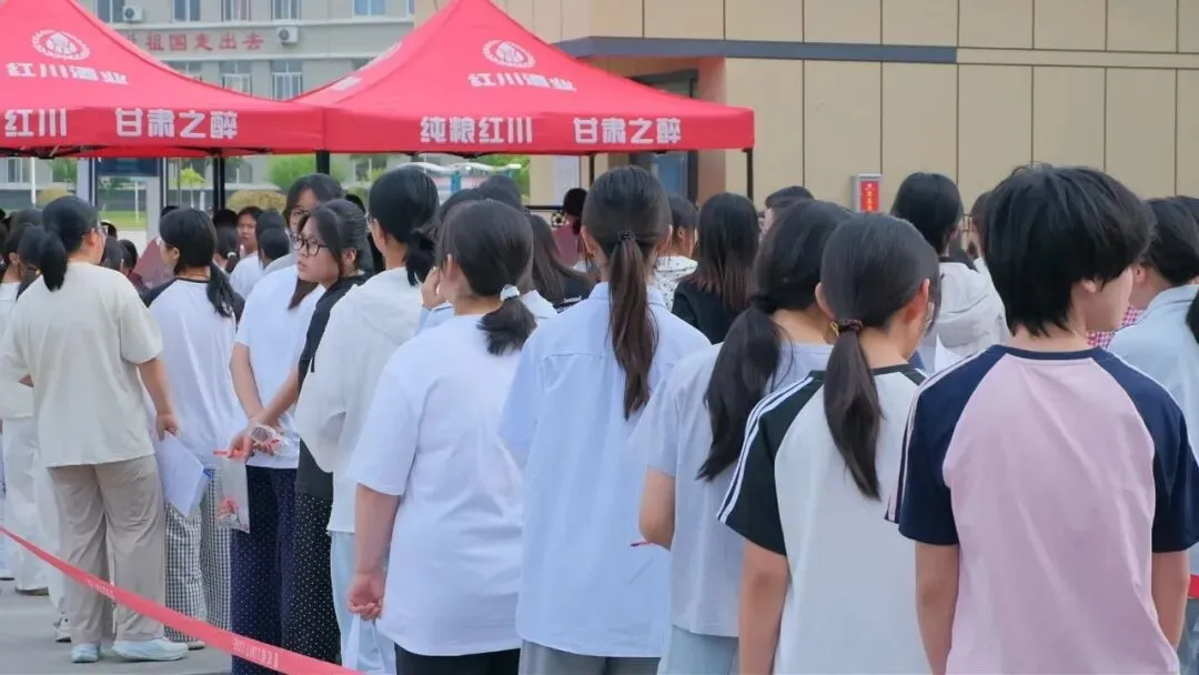 中考首日,成县学子提笔逐梦-第7张图片-四季读书网 中考首日,成县学子提笔逐梦-第7张图片-四季读书网