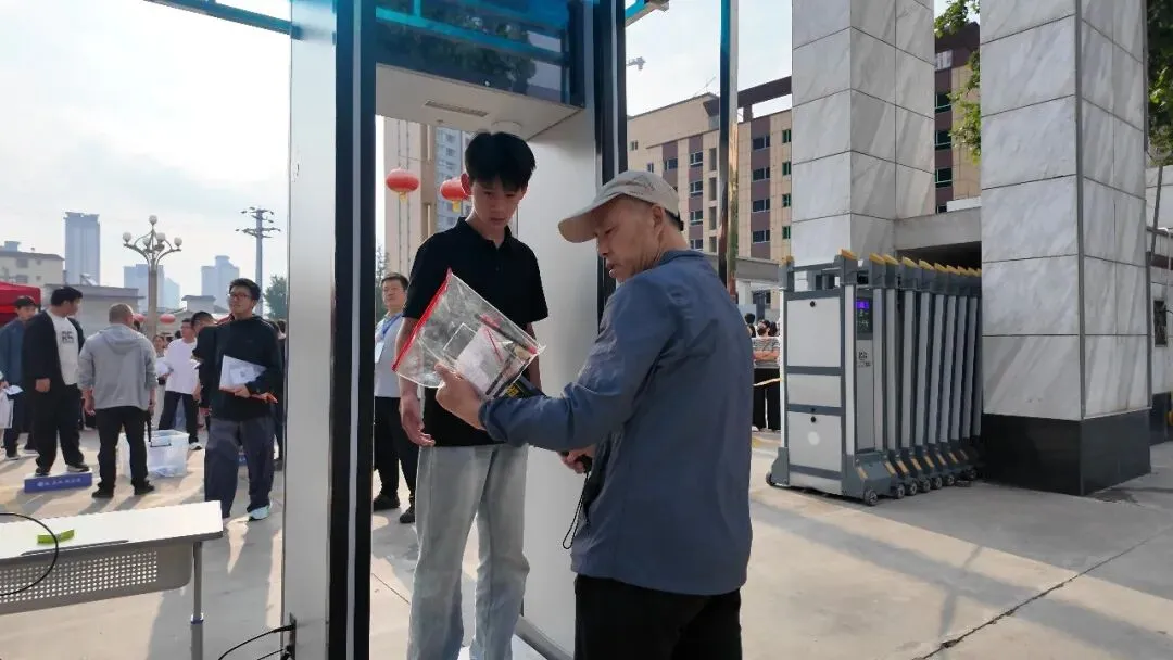 中考首日,成县学子提笔逐梦-第8张图片-四季读书网 中考首日,成县学子提笔逐梦-第8张图片-四季读书网