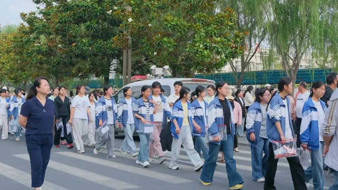 中考首日,成县学子提笔逐梦-第13张图片-四季读书网 中考首日,成县学子提笔逐梦-第13张图片-四季读书网