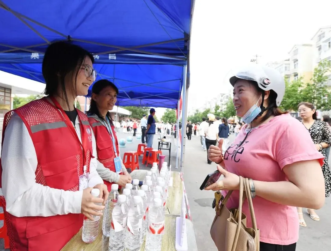 巢湖志愿力量筑起中考“暖心护考带”-第4张图片-四季读书网