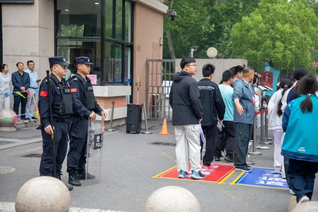 守护继续!直击中考首日现场→-第15张图片-四季读书网 守护继续!直击中考首日现场→-第15张图片-四季读书网