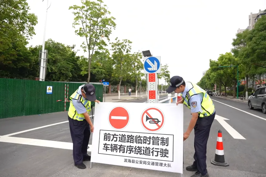 守护继续!直击中考首日现场→-第21张图片-四季读书网 守护继续!直击中考首日现场→-第21张图片-四季读书网