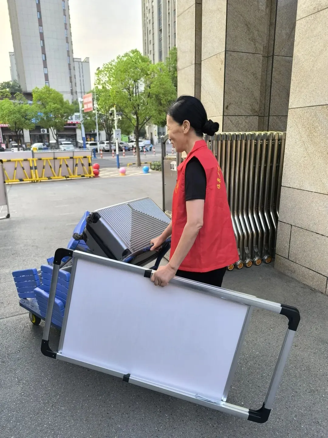 暖心护考 助梦起航 临泉志愿助力中考剪影-第4张图片-四季读书网 暖心护考 助梦起航 临泉志愿助力中考剪影-第4张图片-四季读书网