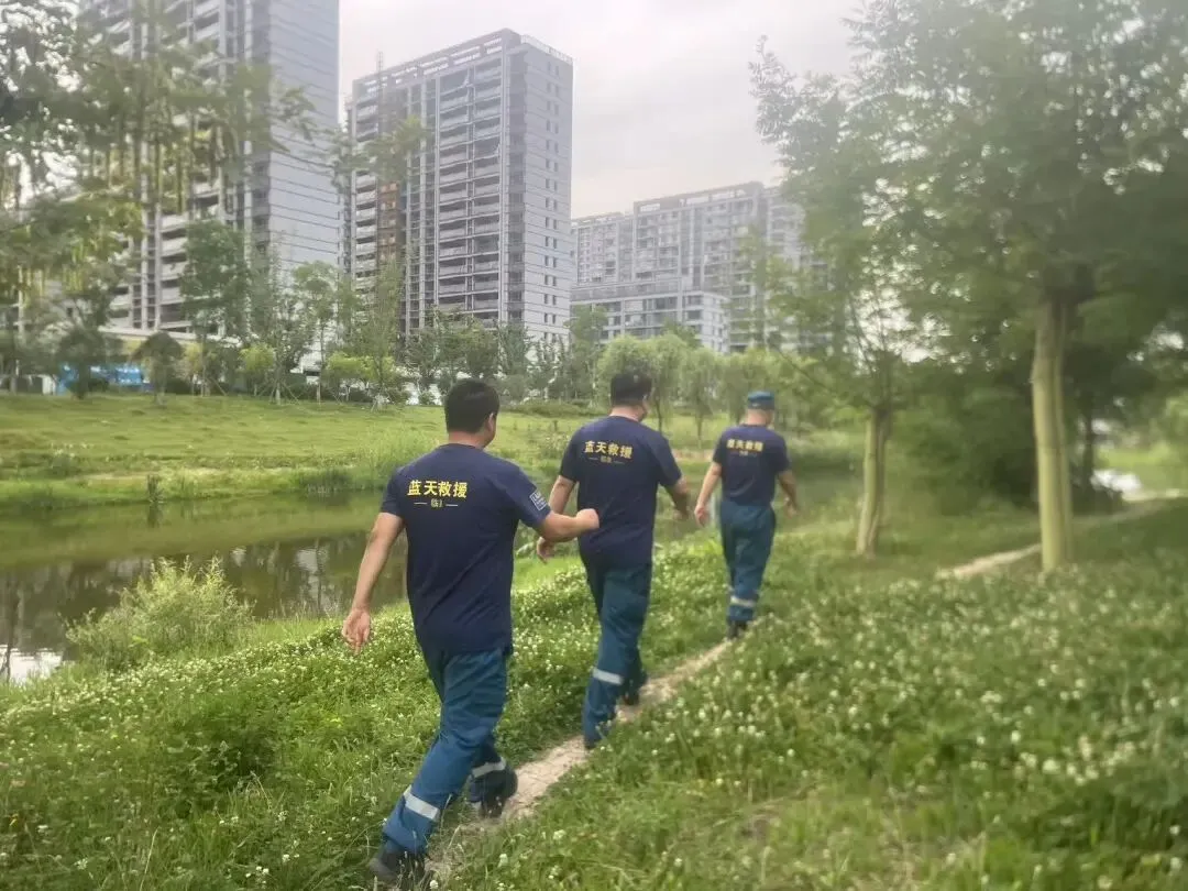 暖心护考 助梦起航 临泉志愿助力中考剪影-第6张图片-四季读书网 暖心护考 助梦起航 临泉志愿助力中考剪影-第6张图片-四季读书网