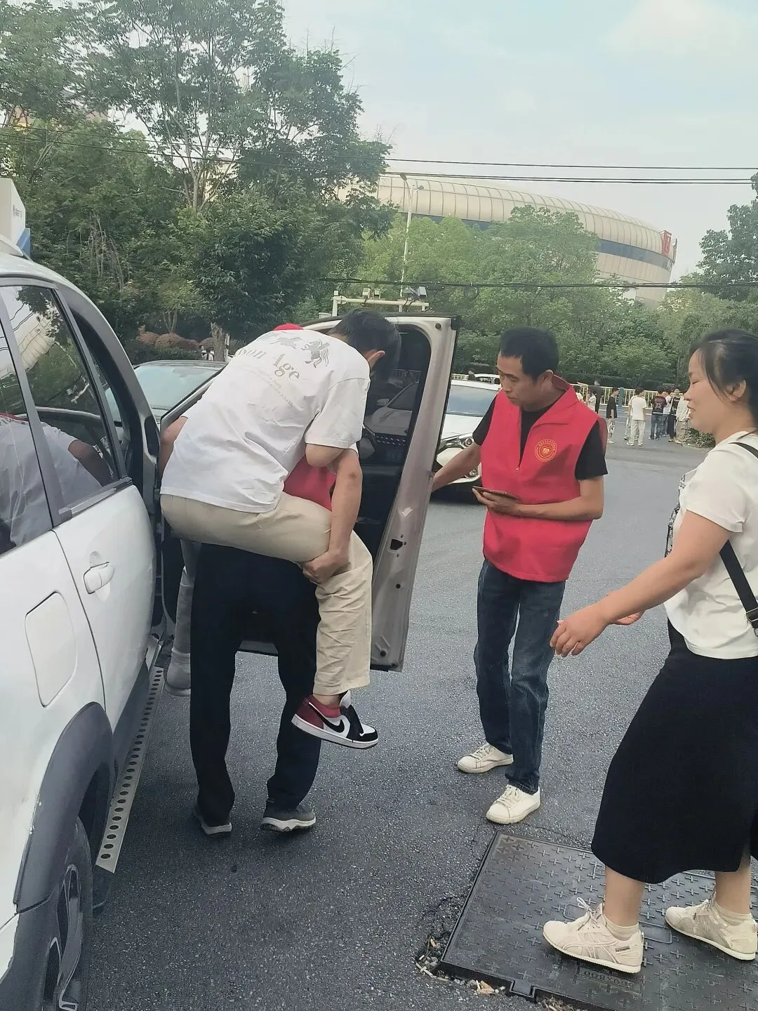 暖心护考 助梦起航 临泉志愿助力中考剪影-第8张图片-四季读书网 暖心护考 助梦起航 临泉志愿助力中考剪影-第8张图片-四季读书网