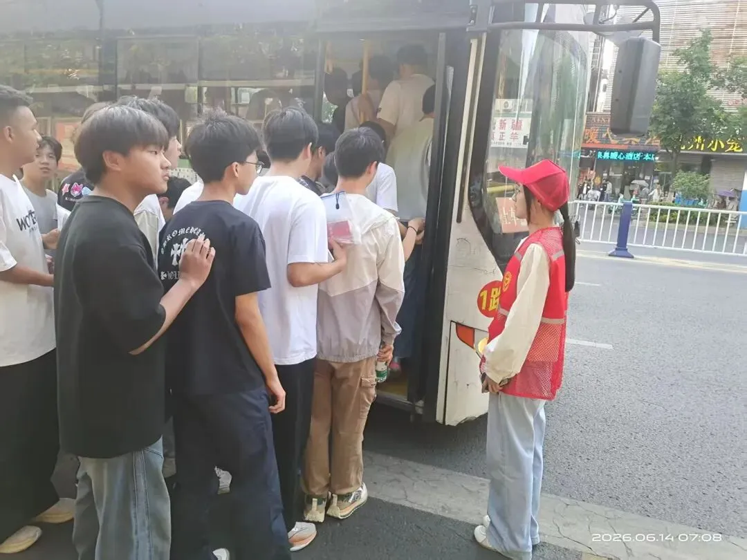 暖心护考 助梦起航 临泉志愿助力中考剪影-第12张图片-四季读书网 暖心护考 助梦起航 临泉志愿助力中考剪影-第12张图片-四季读书网