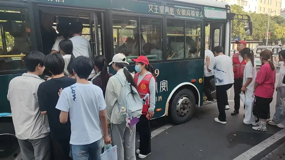 暖心护考 助梦起航 临泉志愿助力中考剪影-第13张图片-四季读书网 暖心护考 助梦起航 临泉志愿助力中考剪影-第13张图片-四季读书网