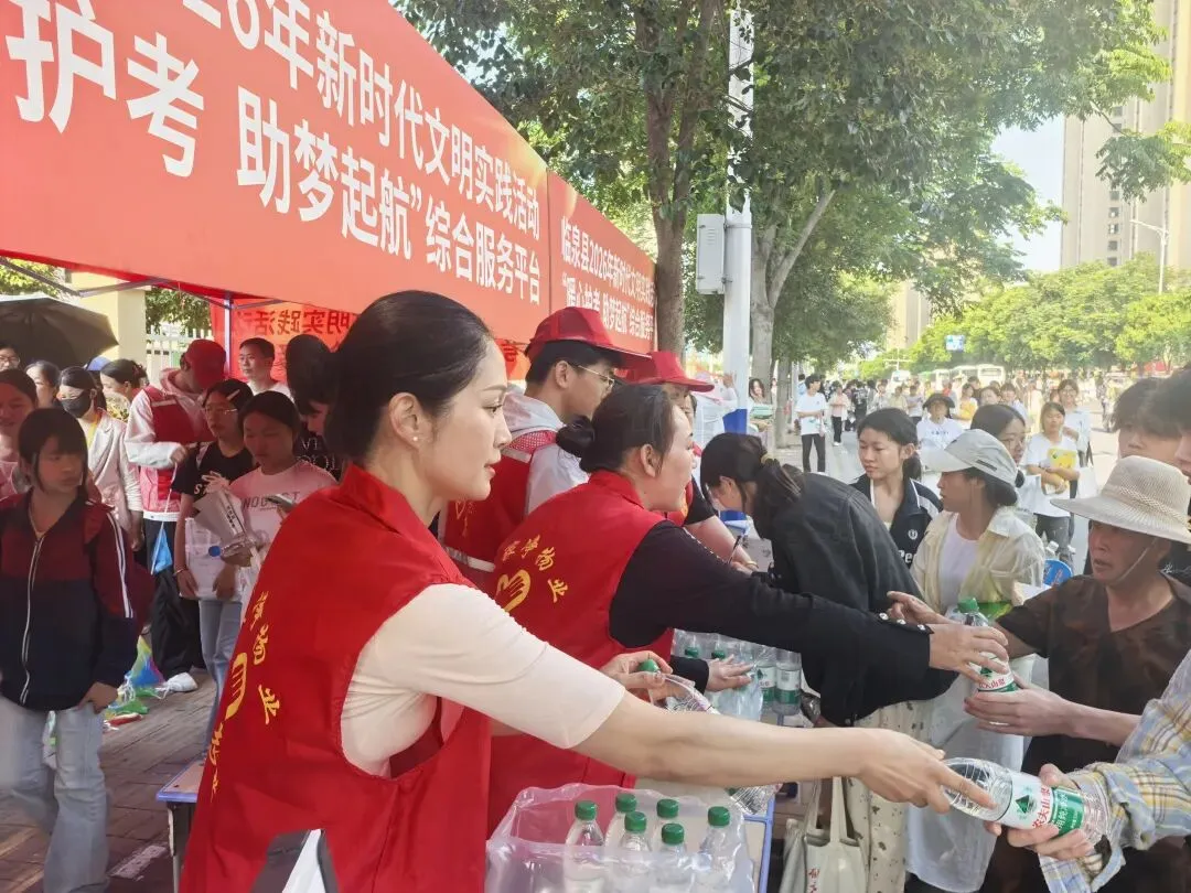 暖心护考 助梦起航 临泉志愿助力中考剪影-第15张图片-四季读书网 暖心护考 助梦起航 临泉志愿助力中考剪影-第15张图片-四季读书网