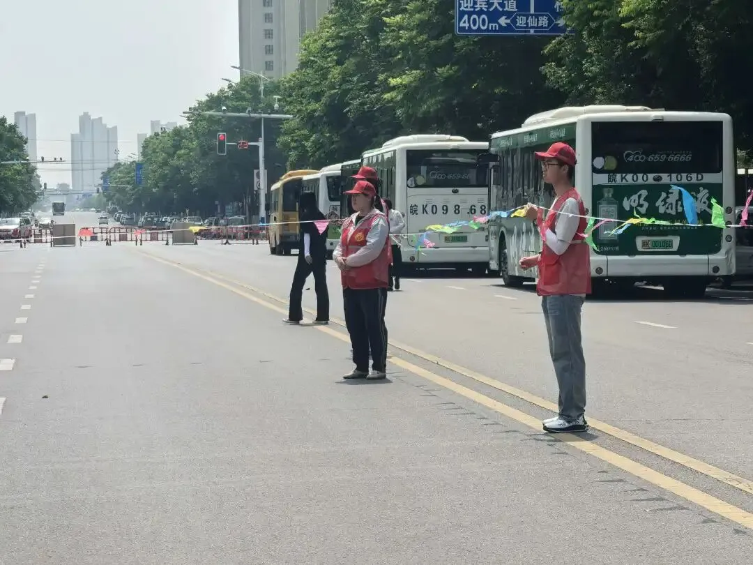 暖心护考 助梦起航 临泉志愿助力中考剪影-第18张图片-四季读书网 暖心护考 助梦起航 临泉志愿助力中考剪影-第18张图片-四季读书网