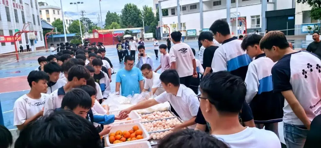 温情伴中考,守护赴芳华——弥勒市新哨中学2026中考暖心护考纪实-第8张图片-四季读书网 温情伴中考,守护赴芳华——弥勒市新哨中学2026中考暖心护考纪实-第8张图片-四季读书网