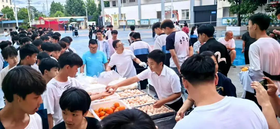 温情伴中考,守护赴芳华——弥勒市新哨中学2026中考暖心护考纪实-第9张图片-四季读书网 温情伴中考,守护赴芳华——弥勒市新哨中学2026中考暖心护考纪实-第9张图片-四季读书网