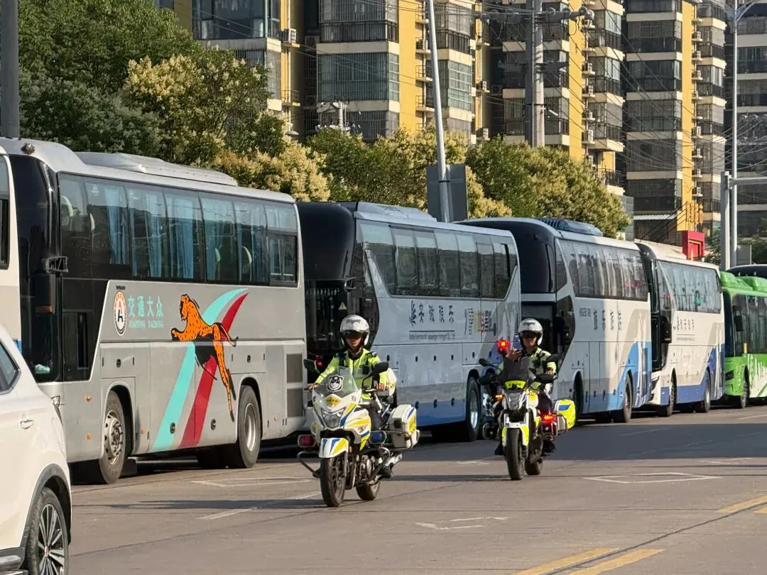 平安护航中考 交警暖心同行|寿县公安交警全力守护学子逐梦路-第4张图片-四季读书网 平安护航中考 交警暖心同行|寿县公安交警全力守护学子逐梦路-第4张图片-四季读书网