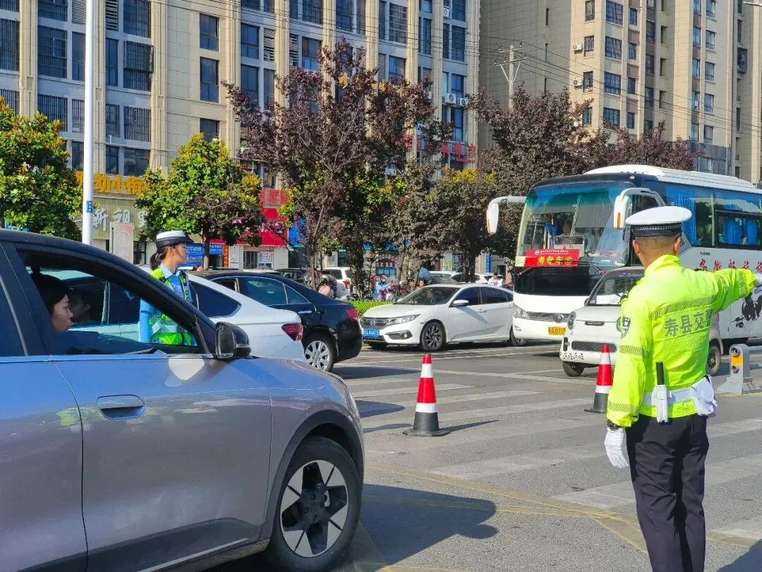平安护航中考 交警暖心同行|寿县公安交警全力守护学子逐梦路-第5张图片-四季读书网 平安护航中考 交警暖心同行|寿县公安交警全力守护学子逐梦路-第5张图片-四季读书网