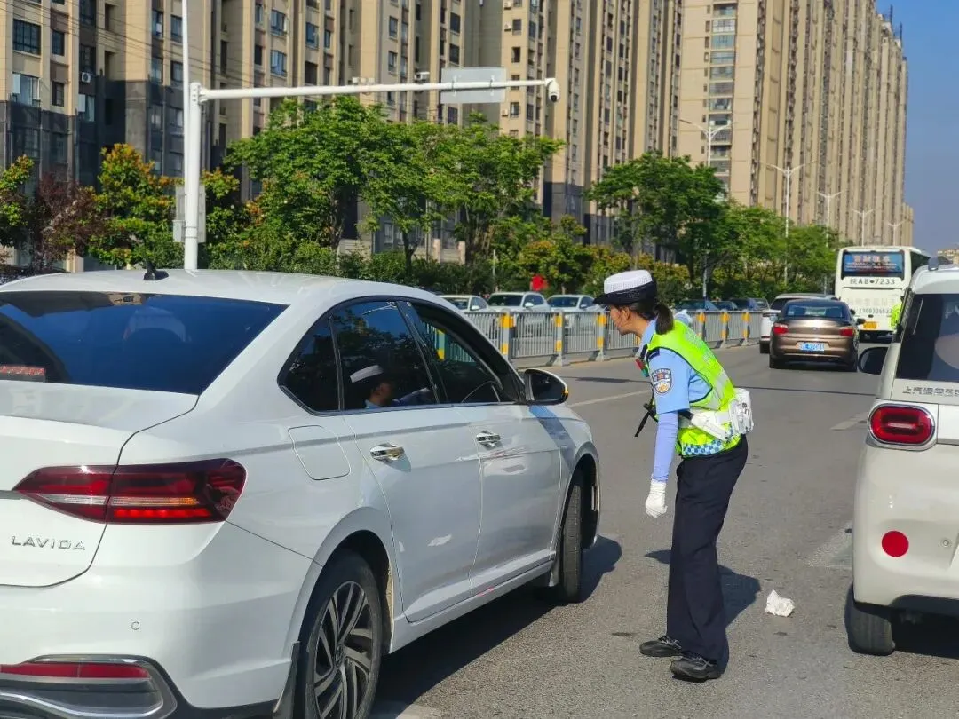 平安护航中考 交警暖心同行|寿县公安交警全力守护学子逐梦路-第6张图片-四季读书网 平安护航中考 交警暖心同行|寿县公安交警全力守护学子逐梦路-第6张图片-四季读书网