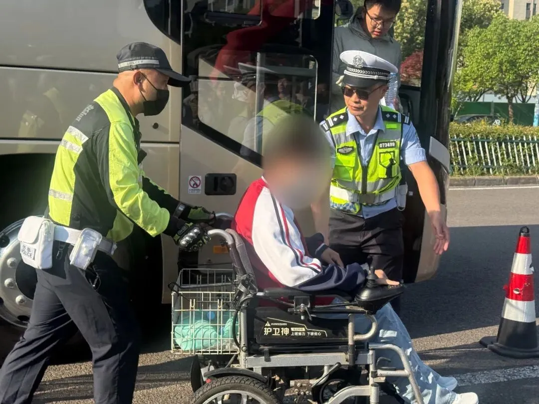 平安护航中考 交警暖心同行|寿县公安交警全力守护学子逐梦路-第7张图片-四季读书网 平安护航中考 交警暖心同行|寿县公安交警全力守护学子逐梦路-第7张图片-四季读书网