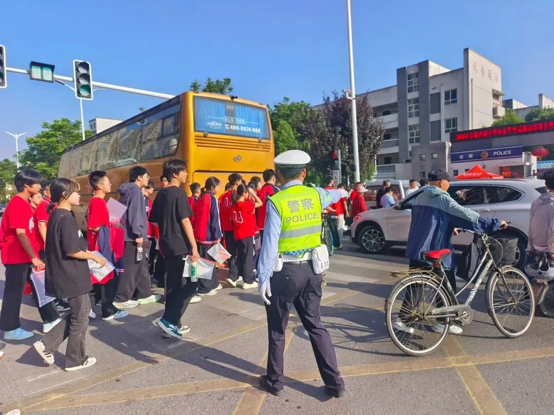 平安护航中考 交警暖心同行|寿县公安交警全力守护学子逐梦路-第8张图片-四季读书网 平安护航中考 交警暖心同行|寿县公安交警全力守护学子逐梦路-第8张图片-四季读书网