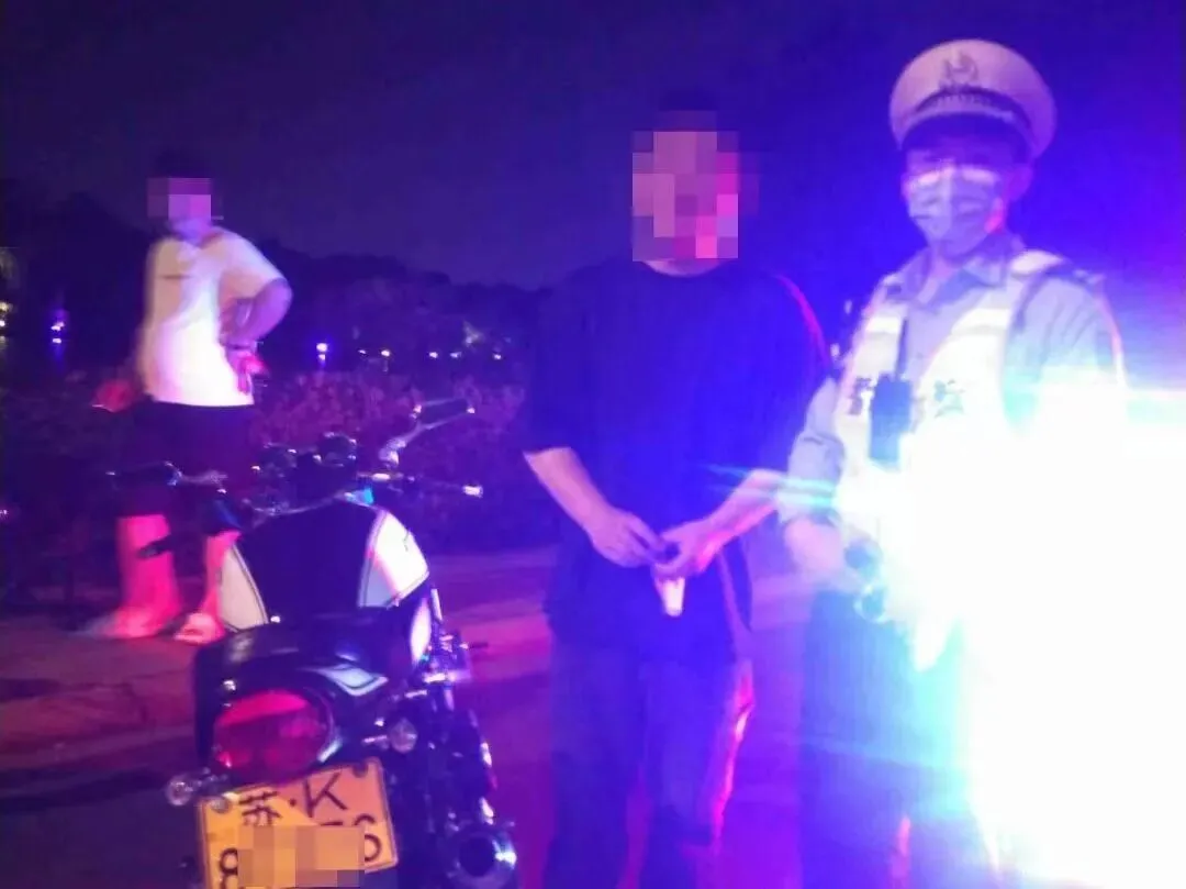中考期间干这事?扬州5名男子在街头被逮个正着......-第5张图片-四季读书网 中考期间干这事?扬州5名男子在街头被逮个正着......-第5张图片-四季读书网